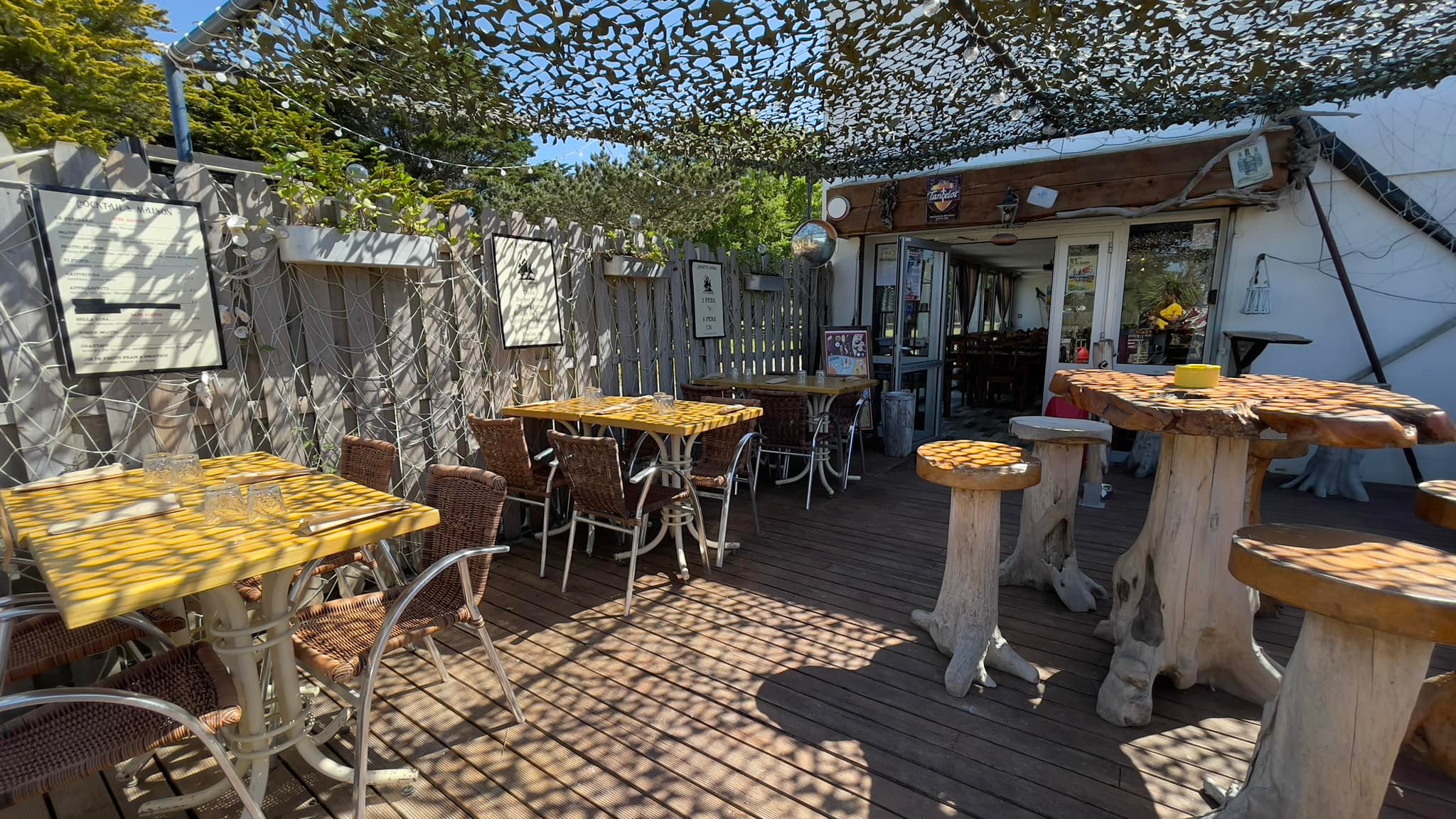 Intérieur chaleureux du restaurant