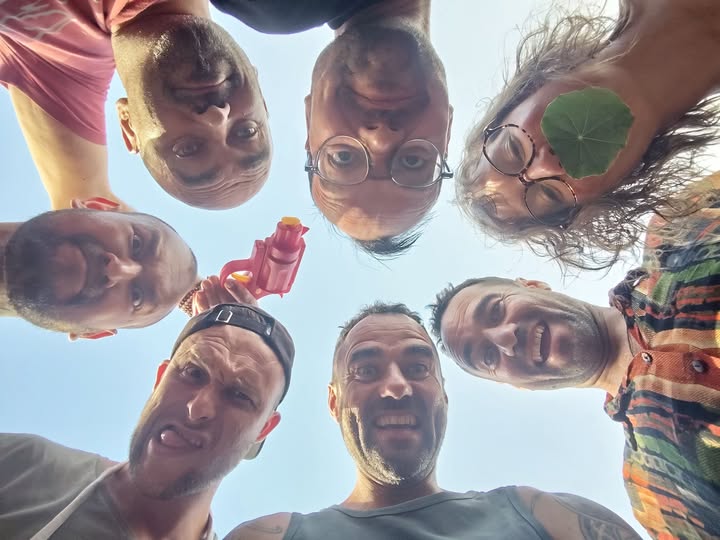 L’équipe du Furibard, photographiée d’en bas contre le ciel